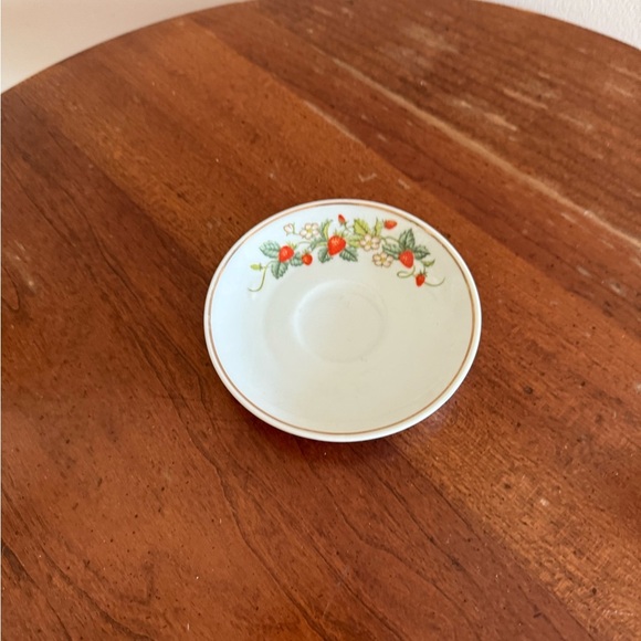 Vintage 1978 Avon Strawberry Fine Porcelain Hand Decorated Plate with Gold Trim - Picture 2 of 5